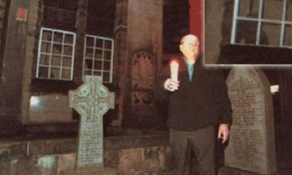 H τελευταία φωτογραφία ενός εξορκιστή πριν πεθάνει - Το τρομακτικό στιγμιότυπο που ανατριχιάζει